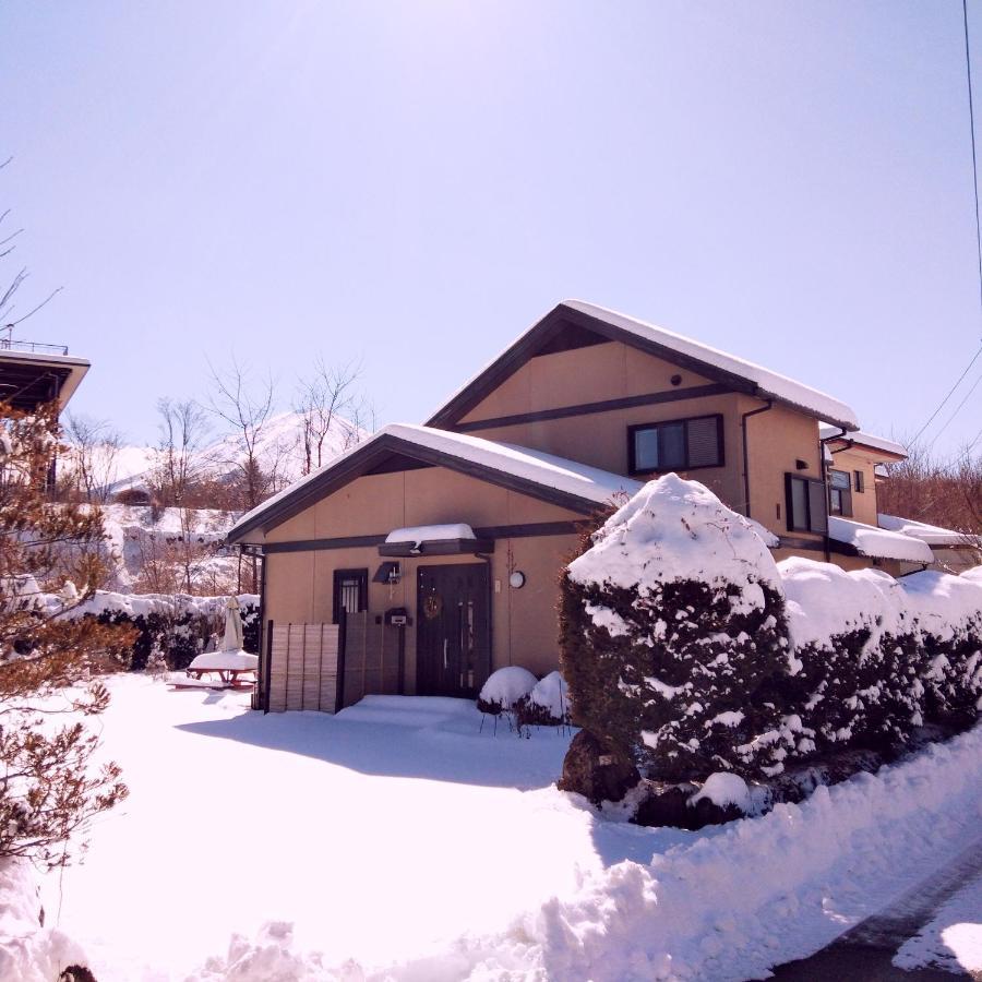 富士の樱house 宝栄 Villa Fujikawaguchiko Exteriör bild